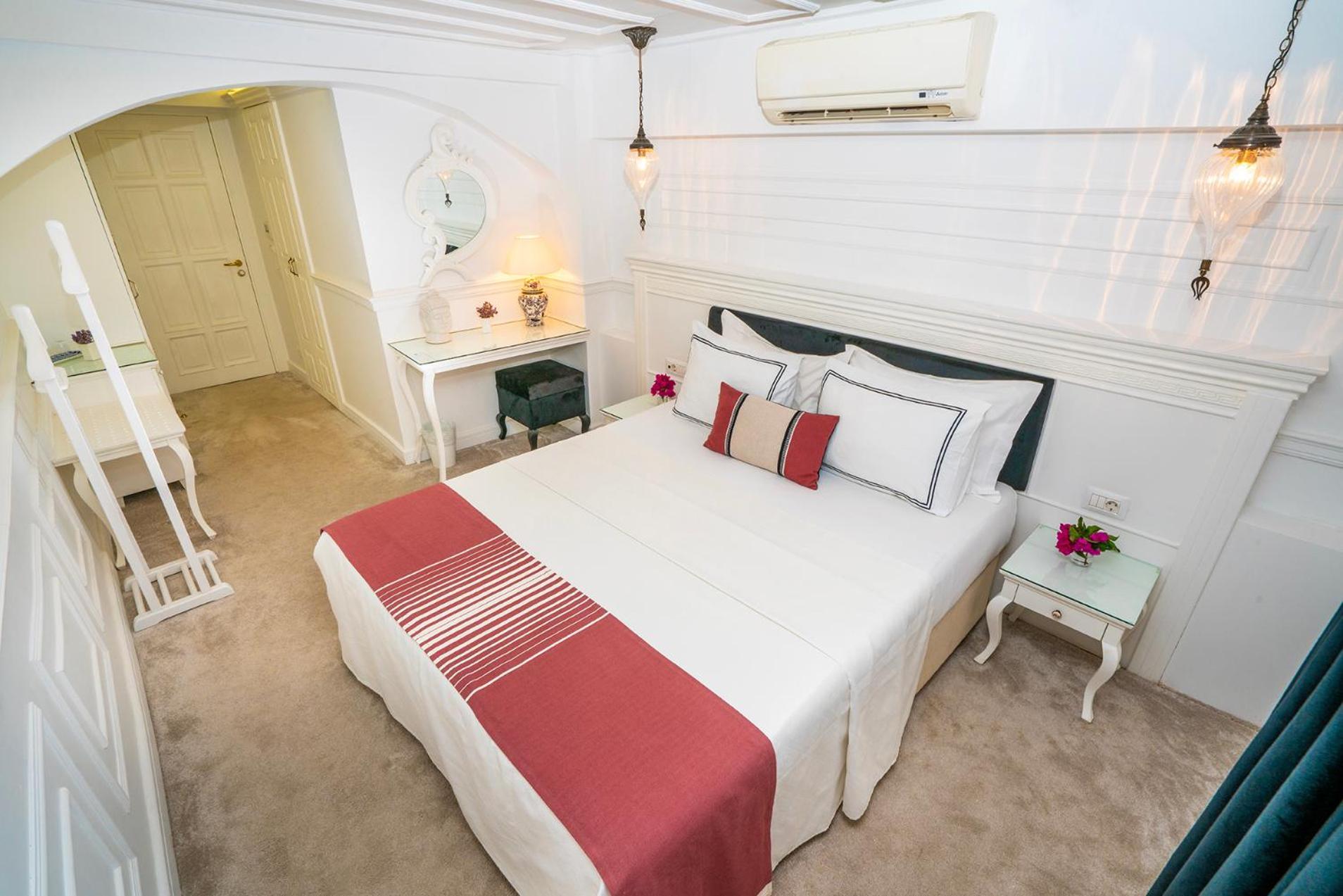 Siyah Lale Cunda 1841 (Adults Only) Hotel ไอวาลิค ภายนอก รูปภาพ